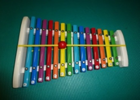 玩具の工夫(ゴム玉を引っ張ると音が鳴る)