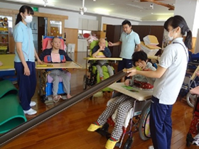 ボール投げ:みんなで見ているよ